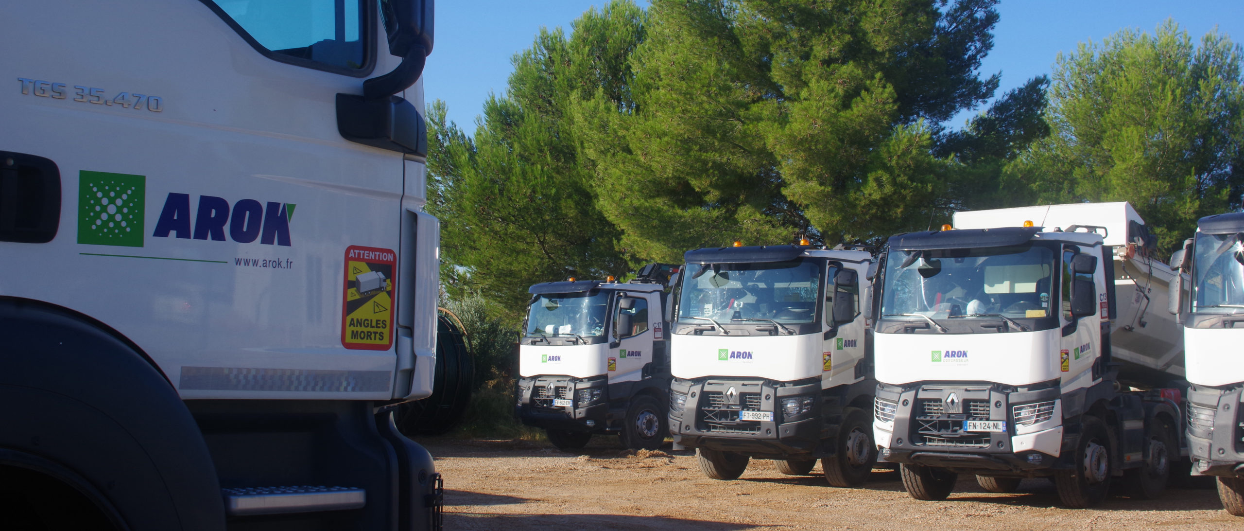 Camions du centre de recyclage arok à puget ville